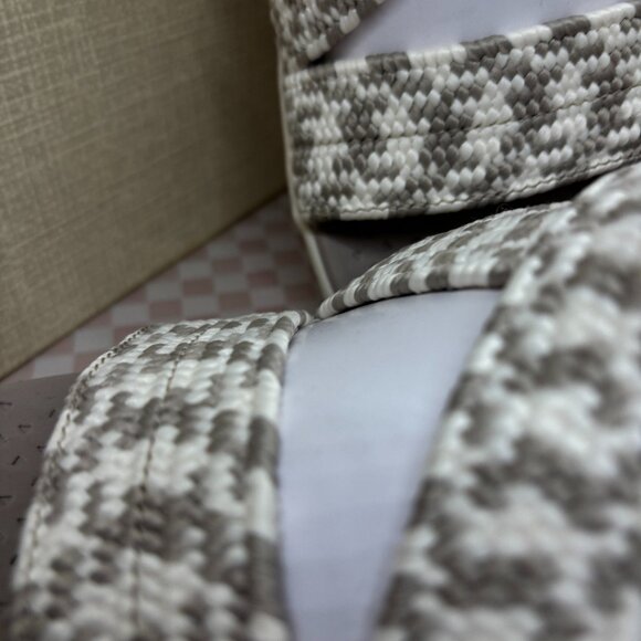 8.5 NWT Skechers Sandals - Picture 4 of 6